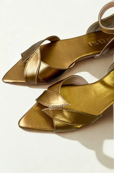 Sandália rasteira metalizada bronze bico folha - Nívea