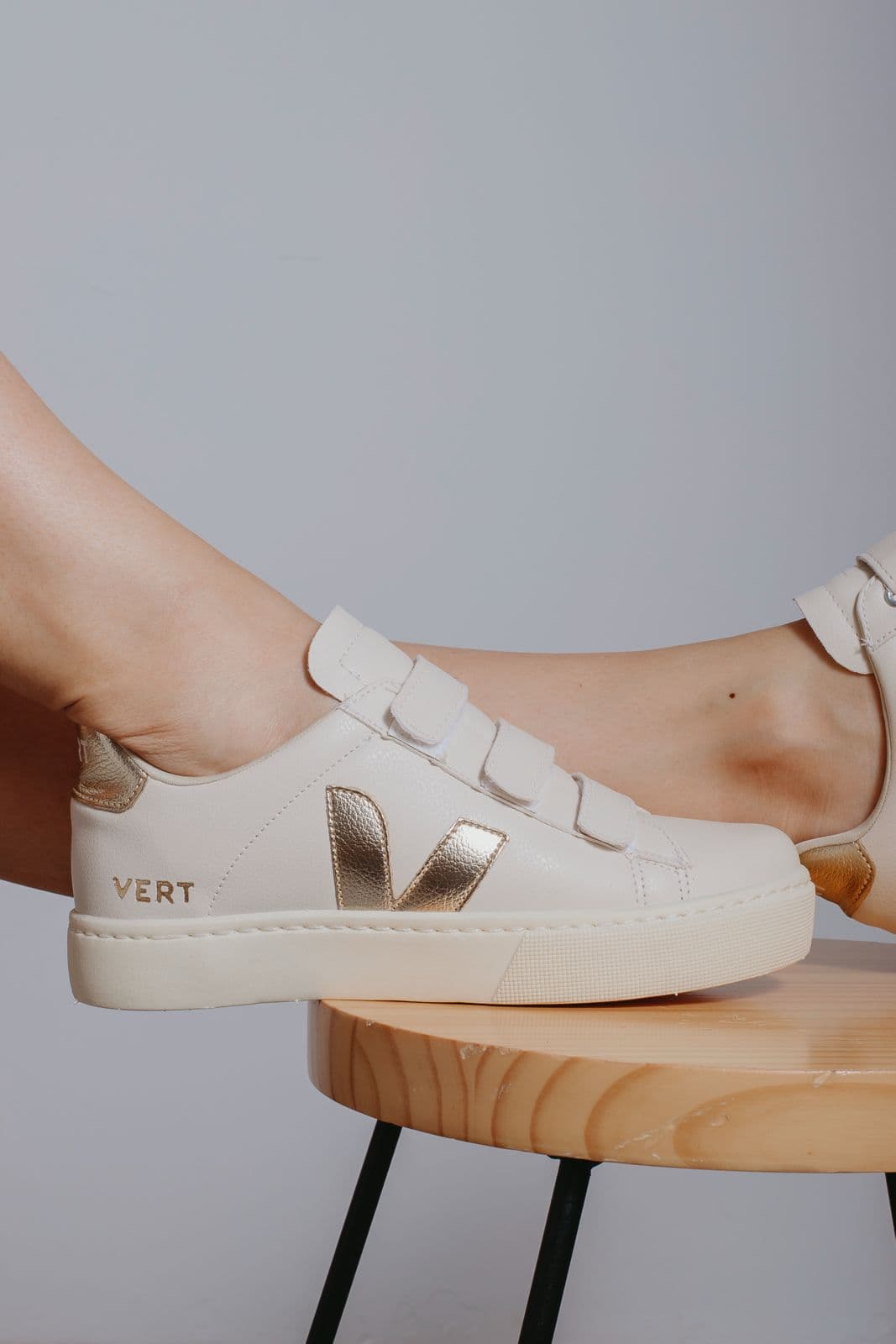 Tênis Feminino Casual Branco com Detalhes Dourados em Velcro – Estilo Premium
