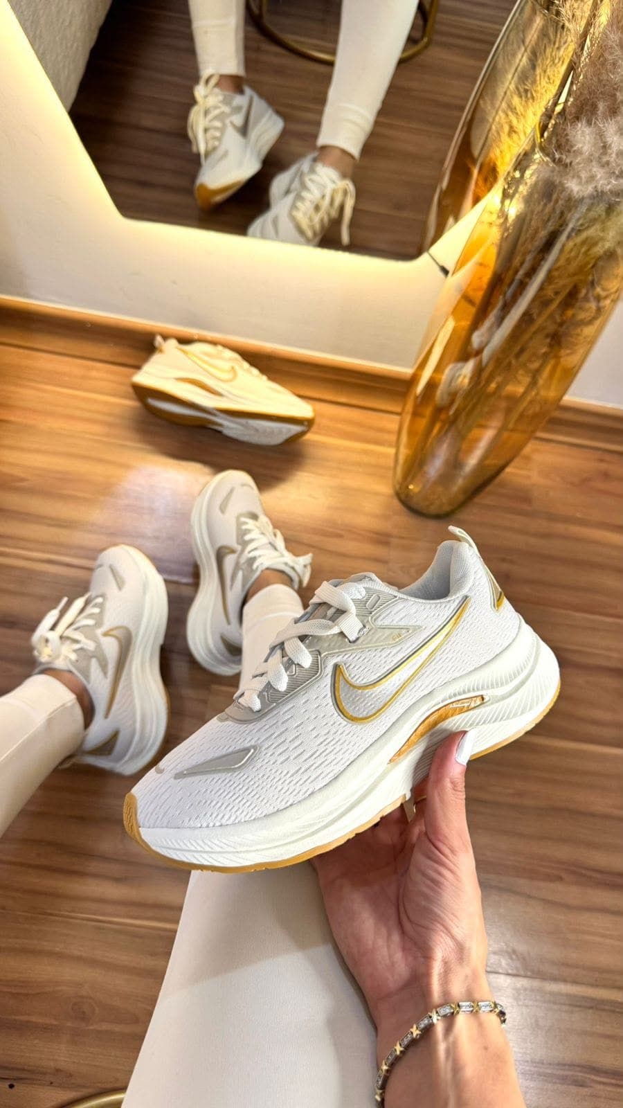 Tênis Feminino Branco com Detalhes Dourados